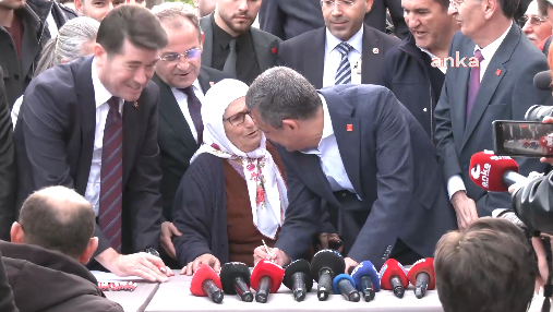 İmamoğlu için imza kampanyası memleketi Trabzon'da başladı: İlk imzayı Rukiye teyze attı! Kampanyanın ortak metni belli oldu