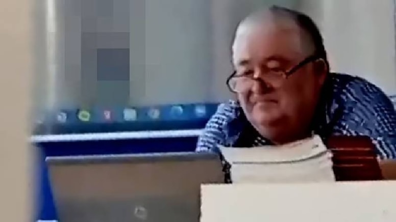 Derste skandal! Öğretmen yetişkin filmi izlerken görüntü yanlışlıkla tahtaya yansıdı