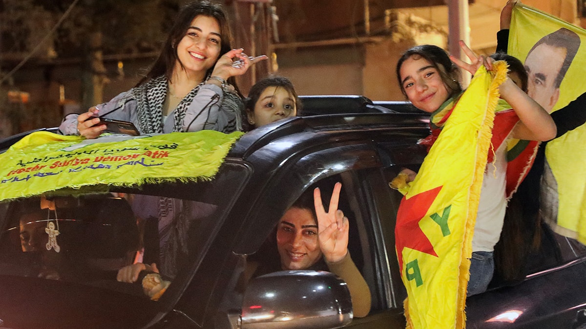 Suriyeli Kürtler sokaklara döküldü anlaşmayı kutladı