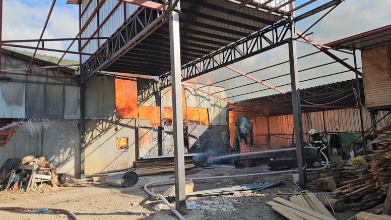 Kereste fabrikası alev alev yandı