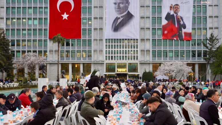 Saraçhane'deki 'Millet İftarı'na yoğun ilgi