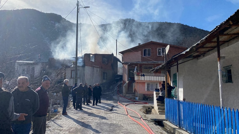 Gümüşhane'de anız ateşi evlere sıçradı