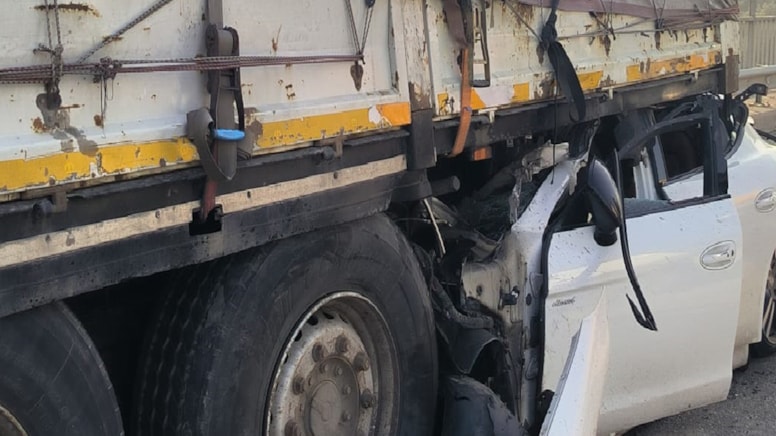 Bursa'da otomobil TIR'a ok gibi saplandı: 1 ağır yaralı