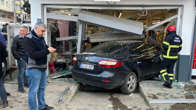 Ordu'da otomobil markete daldı: Yaralılar var