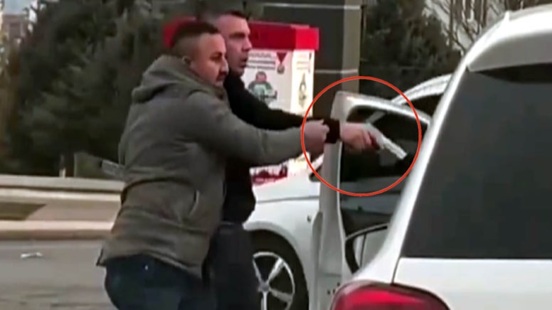 Trafikte dehşet anları: Tartıştığı kişiye silah çekti