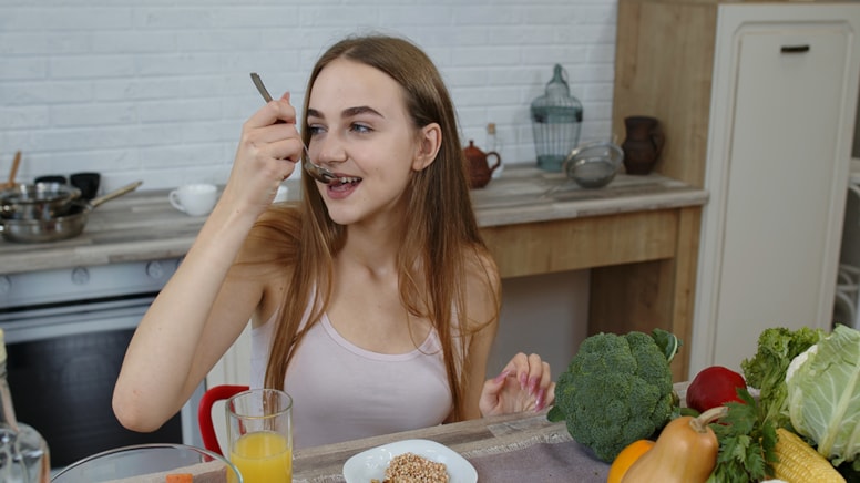 Herkesin çöpe attığı bu sebze aslında kanserle mücadelede 'güçlü' bir araç