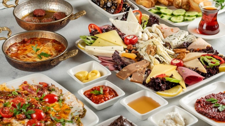 Bayramda fazla yemek midenize zarar verebilir! İşte uzmanından uyarılar