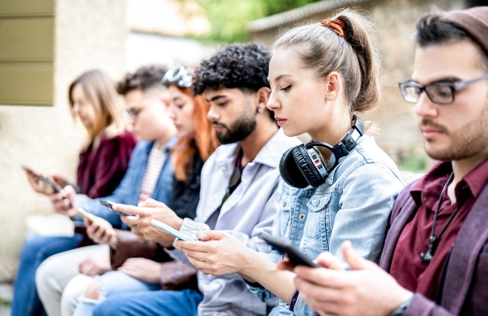 Bir ülke daha okullarda akıllı telefon kullanımını yasakladı