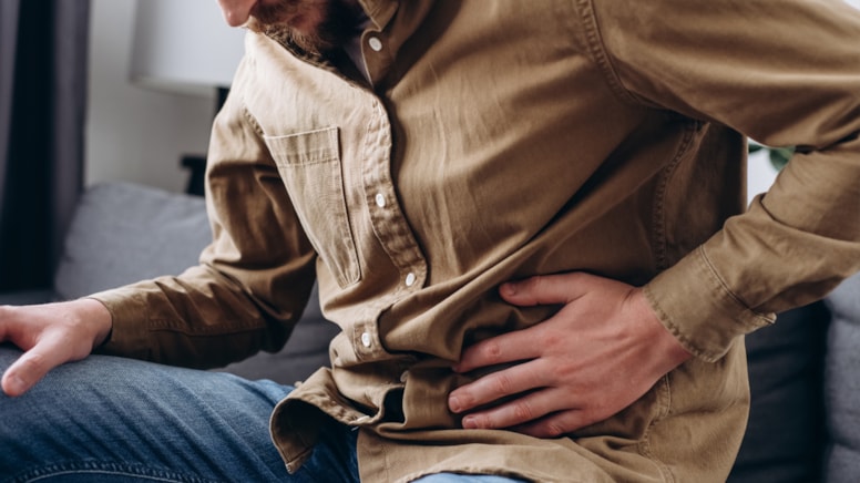 Bu belirtilere dikkat: Karın ağrısı ve şişkinliği göz ardı etmeyin!