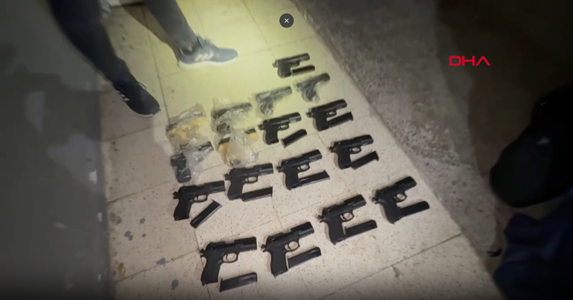 Evdeki valiz ve gardıroptan ruhsatsız 21 tabanca çıktı