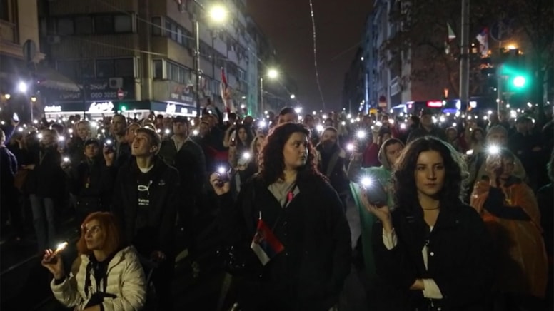 Vucic zorda! 100 binlerce kişi sokağa indi