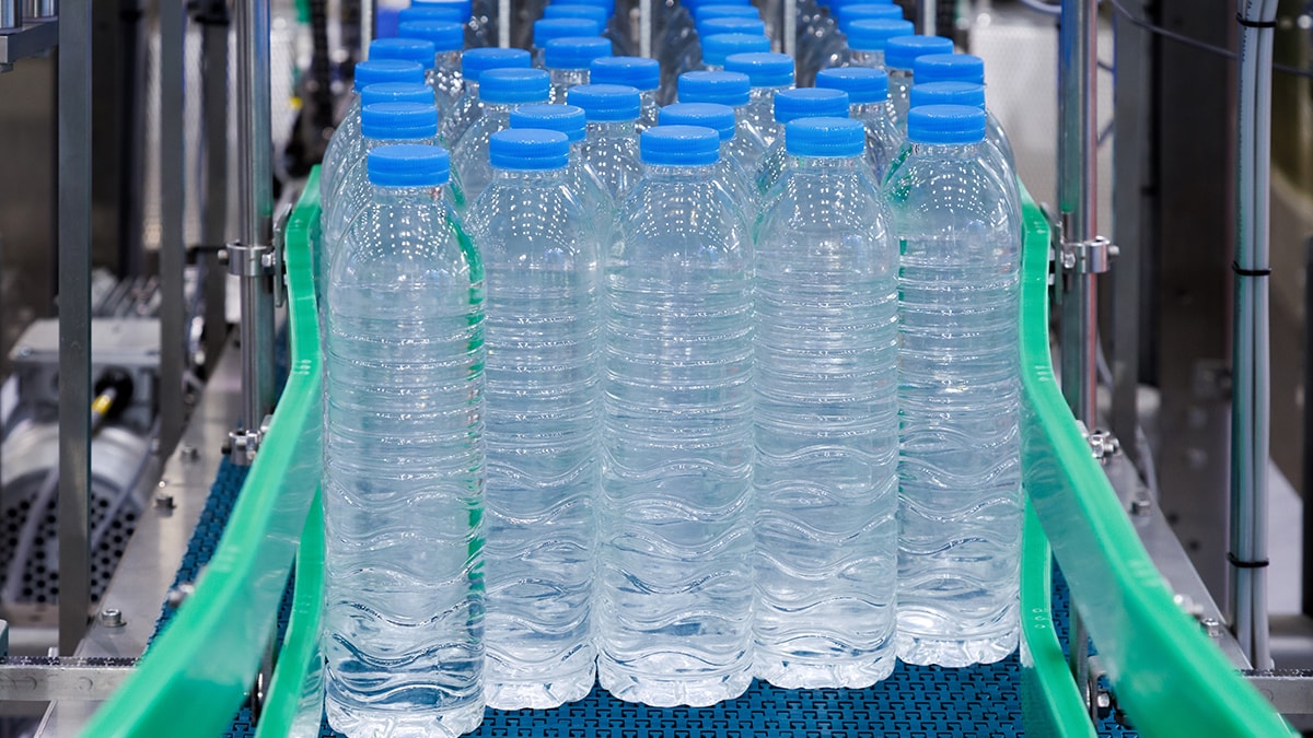 Market raflarındaki plastik şişeler tarihe karışıyor: Artık bulanık olacak