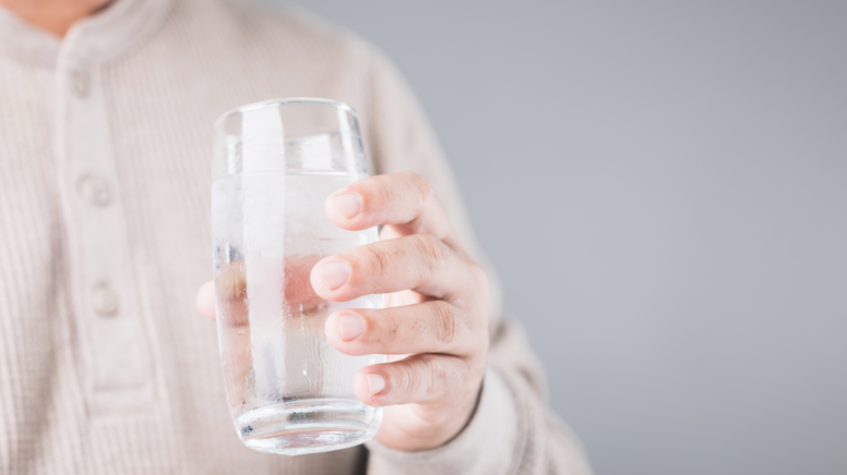 59 yaşındaki adam su içmekten öldü! Uzmanlar ideal su içme oranı açıkladı