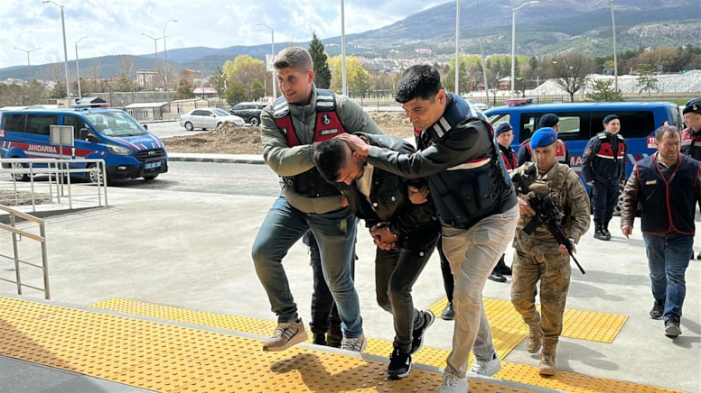 Alkol aldığı arkadaşını silahla vurup ağır yaraladı