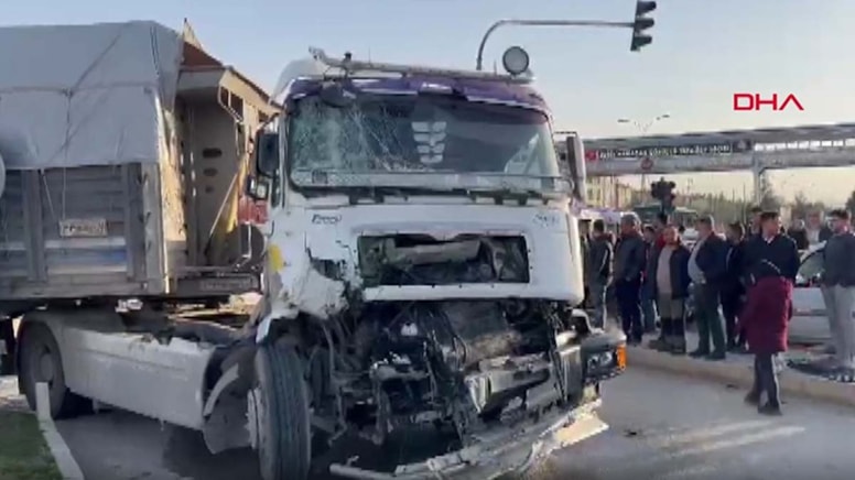 Afyonkarahisar'da TIR, midibüse çarptı: 4 yabancı uyruklu yaralandı