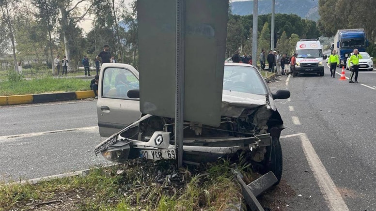 TIR, 3 araca çarptı: 6 yaralı