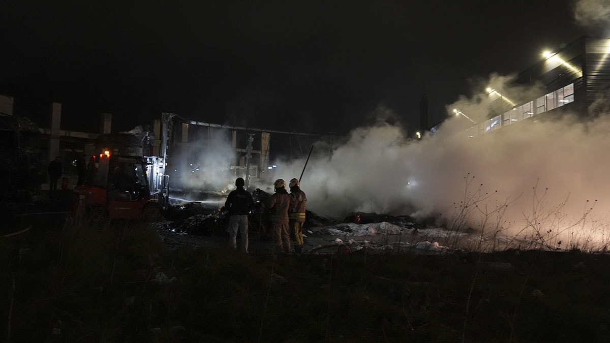 İstanbul'da iki TIR alevlere teslim oldu