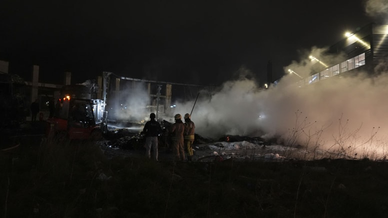 İstanbul'da iki TIR alevlere teslim oldu