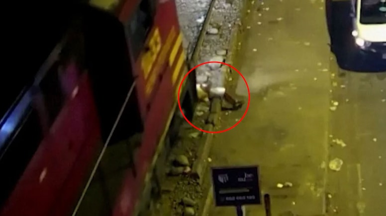 Tren raylarında uyuyakaldı: Görenler gözlerine inanamadı