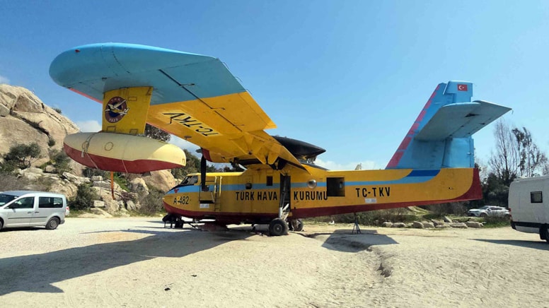 Göle düşen uçak 9 aydır bekliyor: Müzelik oldu, ziyaretçi akınına uğradı