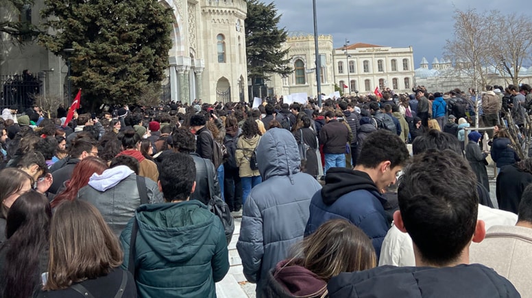 Dün İstanbul Üniversitesi ve ODTÜ'de başlamıştı: Üniversiteliler İmamoğlu'na destek için bugün de ayakta