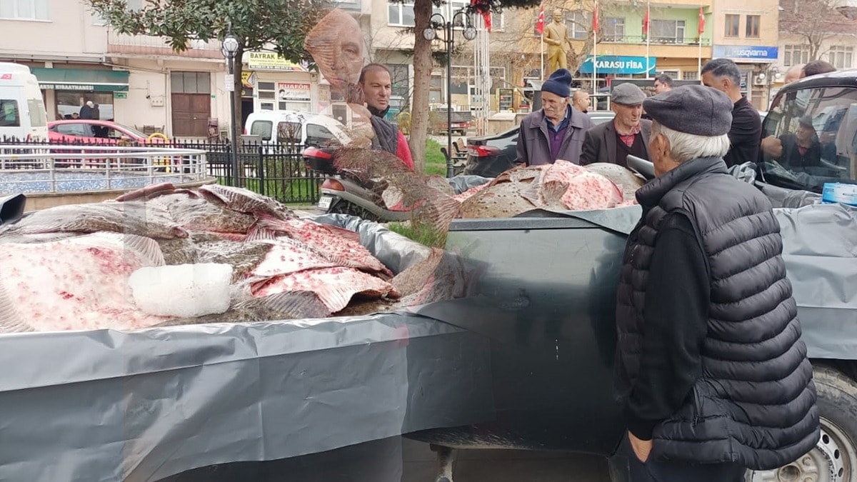 Denizden servet çıkartıp bedavaya dağıttılar