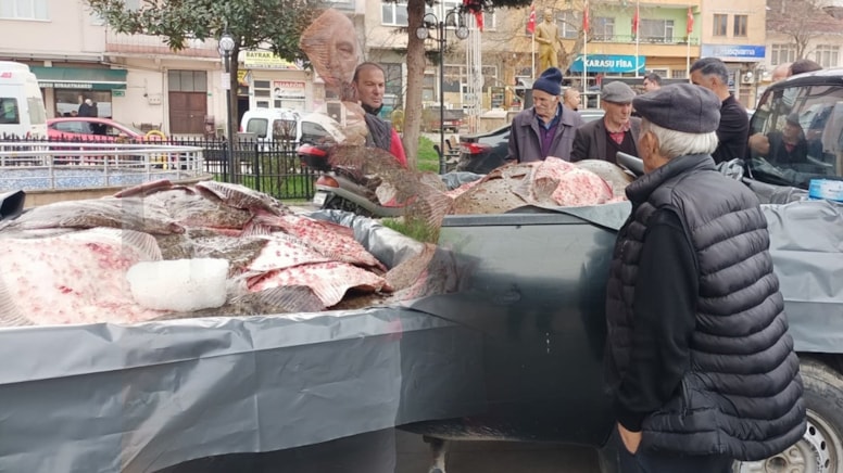 Denizden servet çıkartıp bedavaya dağıttılar