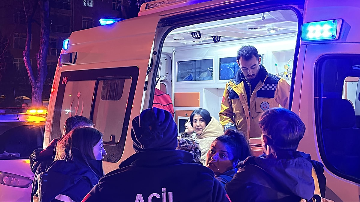 Korkutan yangın sonrası 5 kişi hastaneye kaldırıldı