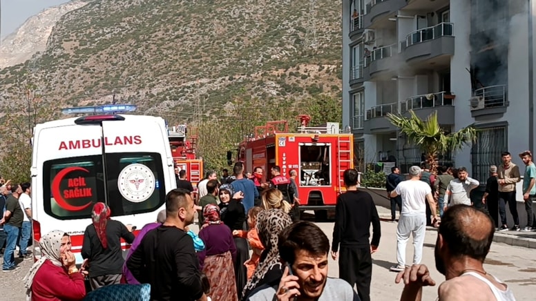 Yangın çıkan apartmanda 4 yaşındaki çocuk mahsur kaldı