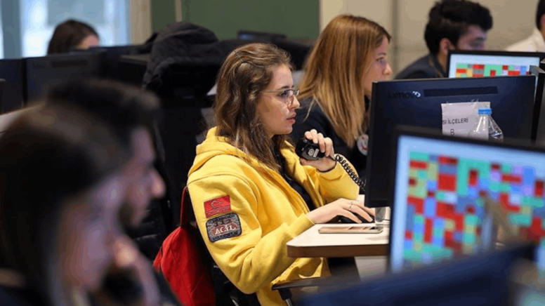 Panikleyen anneyi yönlendiren 112 çalışanı, telefonda hayat kurtardı