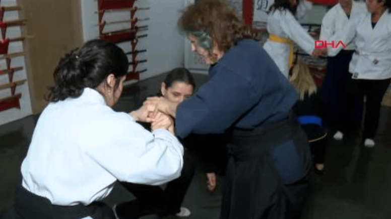 Aikido eğitmeni Elif, Hemcinslerine spor öğretiyor