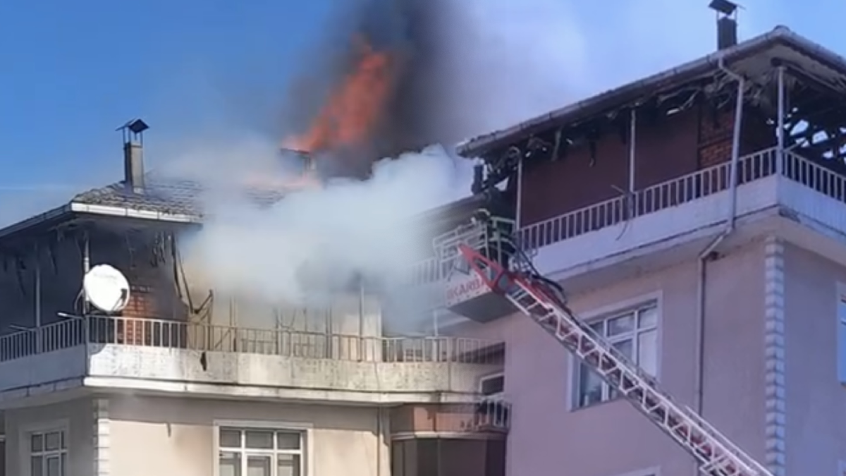 Bartın'da 5 katlı binanın çatısı yandı