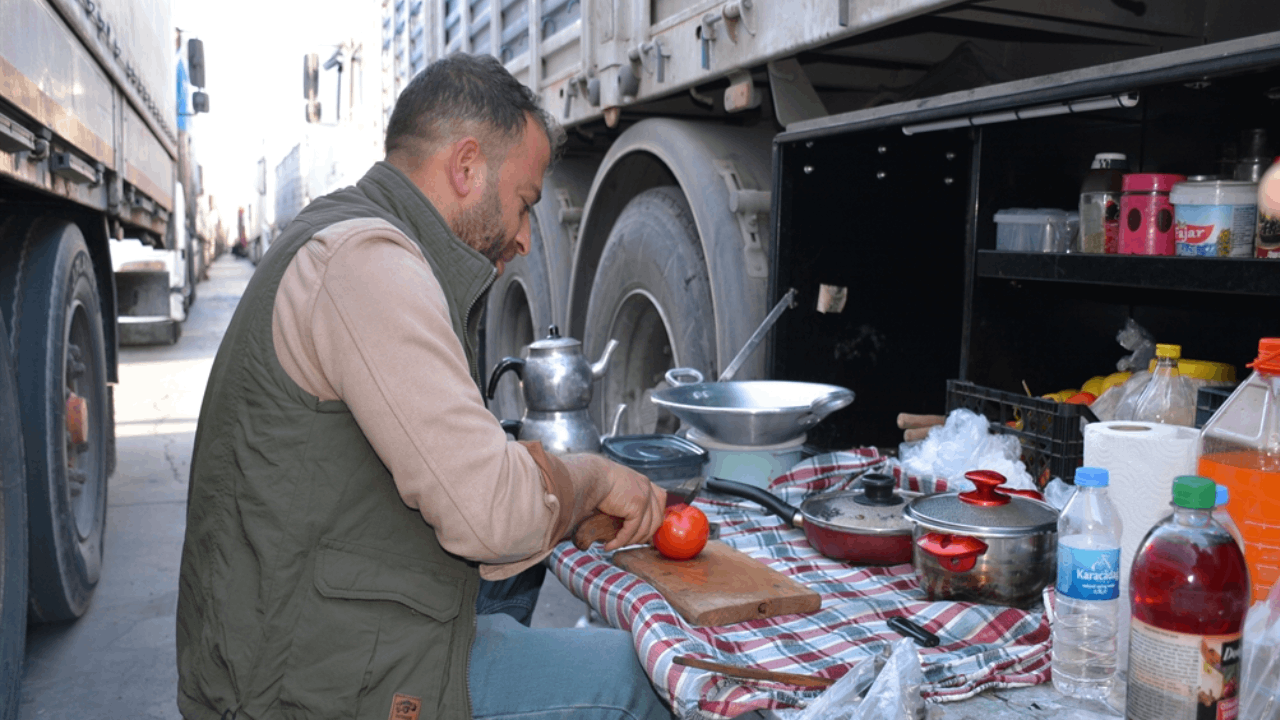 TIR şoförleri, iftarlarını dorsedeki dolaplarda hazırlıyor
