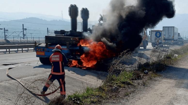 İş makinesi yüklü TIR’ın dorsesi yandı