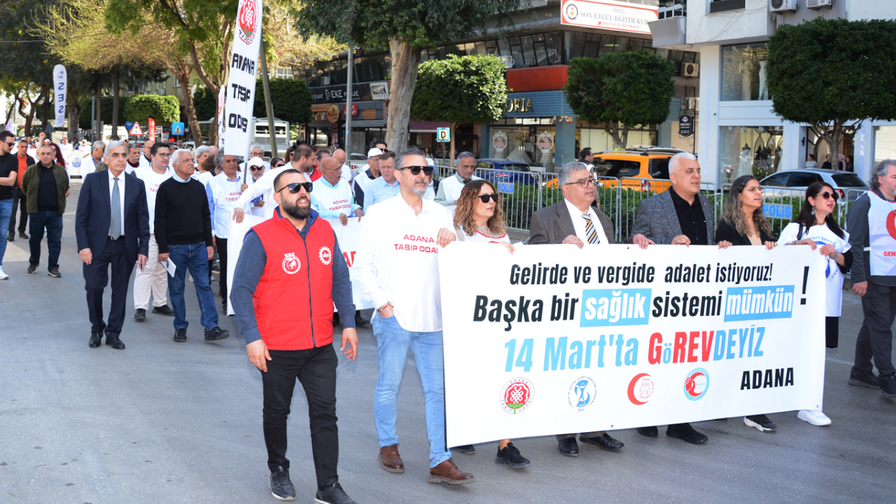 Hekimler başka bir sağlık sistemi için 'Beyaz Yürüyüş' gerçekleştirdi