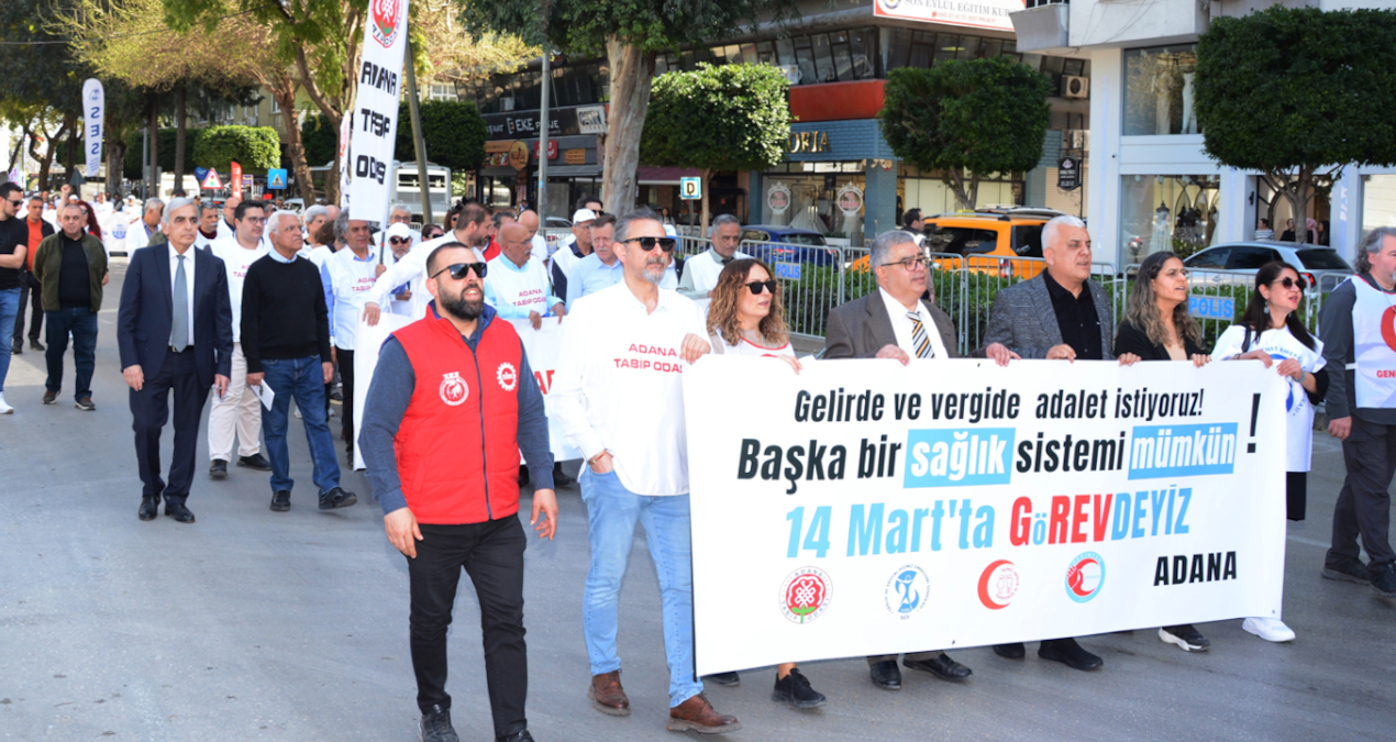 Hekimler 'Beyaz Yürüyüş'le Sağlık Sistemini Değiştirmek İçin Bir Araya Geldi