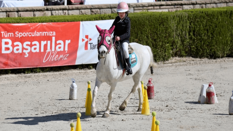 Olimpiyatları izlerken gördüğü pony biniciliğinde Türkiye şampiyonu oldu