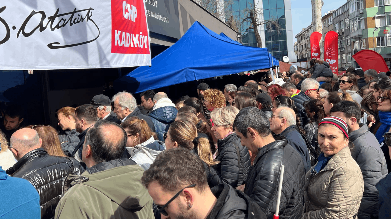 Sandıklar önünde uzun kuyruklar: Akın akın geliyorlar