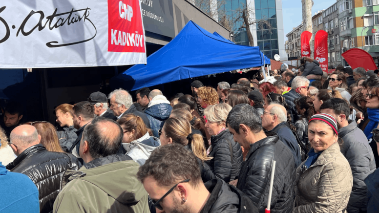 Kadıköy'de seçim kuyrukları: Akın akın geliyorlar