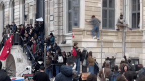 İTÜ'de güvenlik bina kapılarını kilitledi: Öğrenciler eylem için camlardan çıkıyor