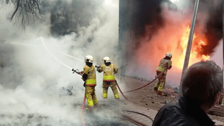 Ahşap paletlerde başlayan yangın, evleri sardı