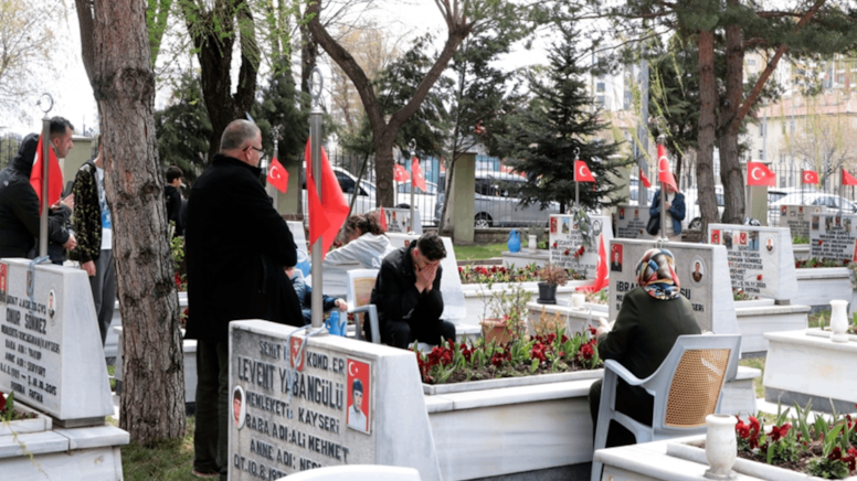Kayseri'de bayram arifesinde şehitlik ziyareti