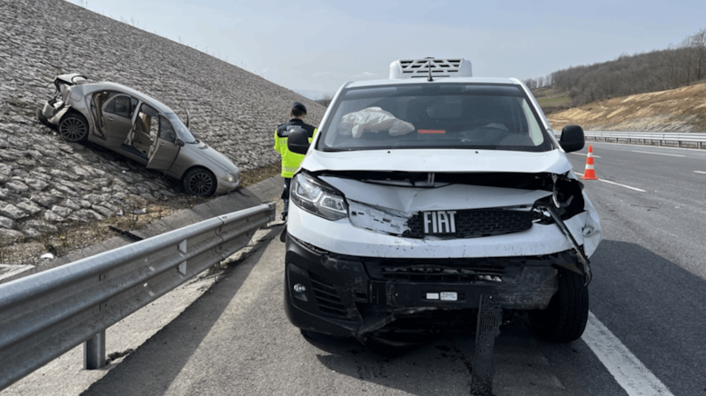 Minibüsün çarptığı otomobil, yoldan çıktı; 2 yaralı