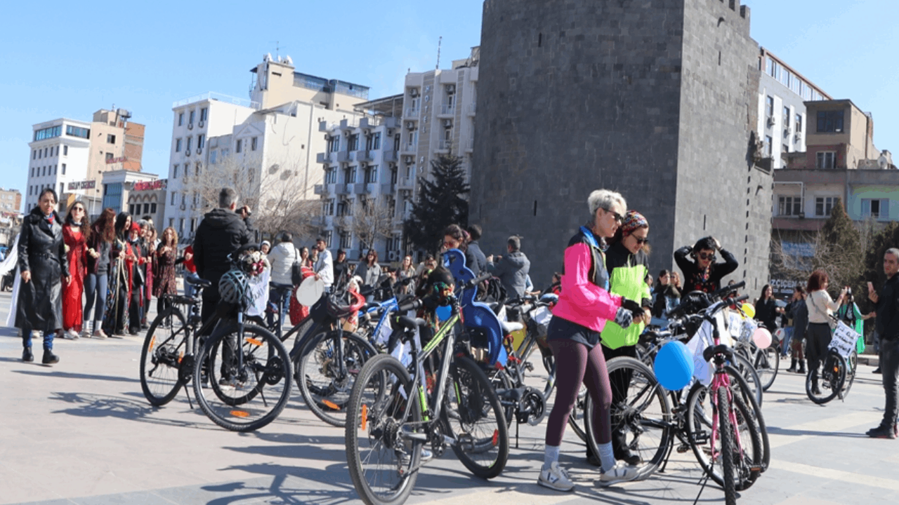 Diyarbakır’da kadınlar, ‘8 Mart’ için pedal çevirdi
