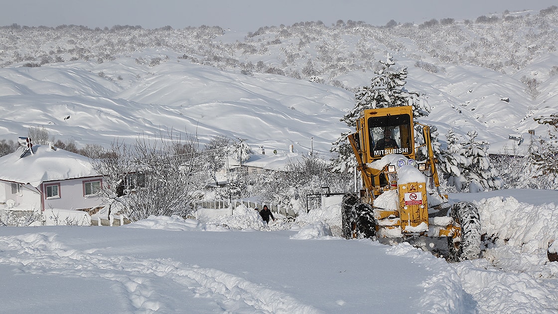 Yozgat'ta kar ve tipi nedeniyle yollar ulaşıma kapandı