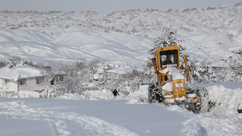 Yozgat'ta kar ve tipi nedeniyle yollar ulaşıma kapandı
