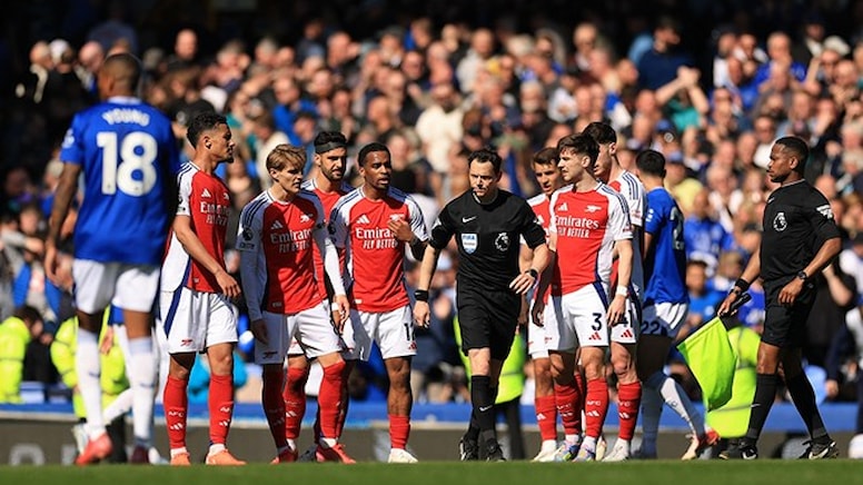 Hakem maçı erken bitirdi! Ortalık karıştı