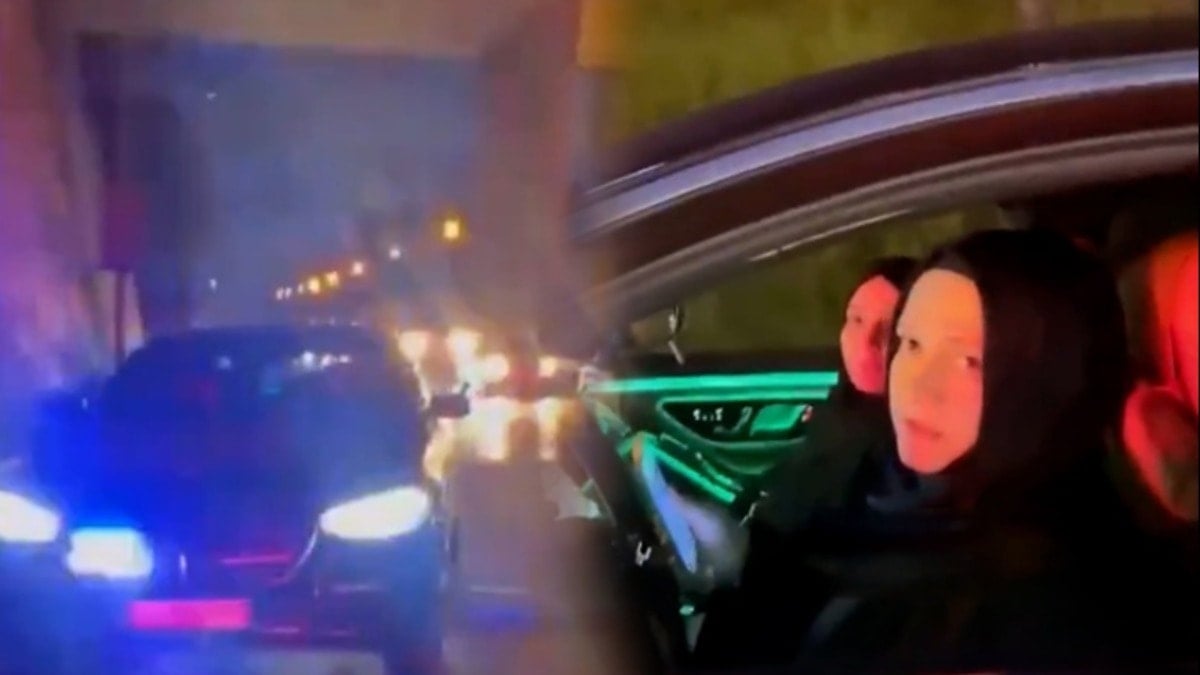 Türbanlı  iki kadın çakarlı araçla trafiği birbirine kattı