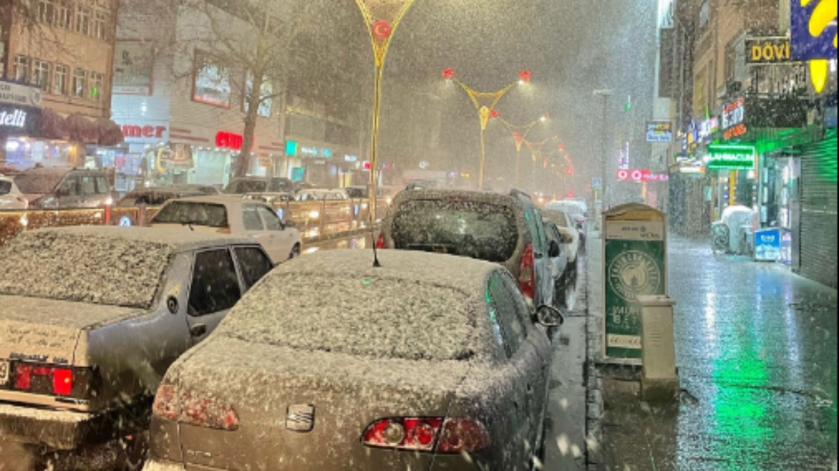 Kar yağışı bir şehri daha esir aldı!