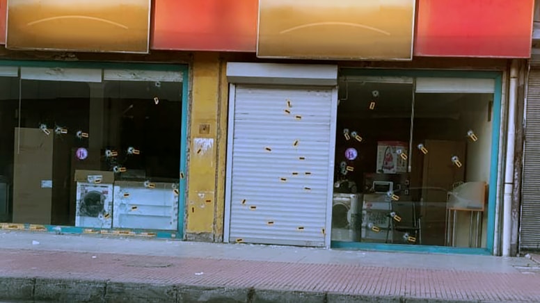 Kavgayı ayırmayan esnafın dükkanına 57 el ateş edildi